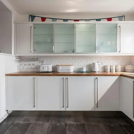 Just Beachy - 2 Bedroom Traditional Cosy Fisherman's בית נופש *