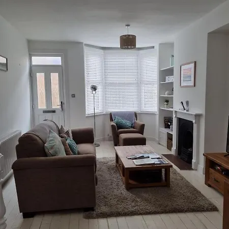 Just Beachy - 2 Bedroom Traditional Cosy Fisherman's *