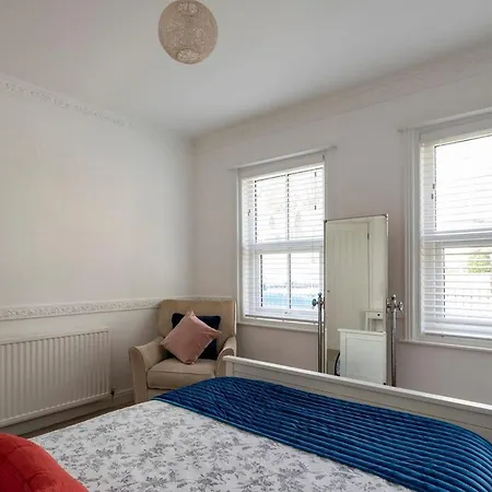 Just Beachy - 2 Bedroom Traditional Cosy Fisherman's * Scarborough