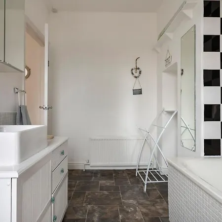 Just Beachy - 2 Bedroom Traditional Cosy Fisherman's Feriehus Scarborough