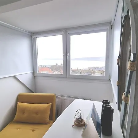 Just Beachy - 2 Bedroom Traditional Cosy Fisherman's * Scarborough