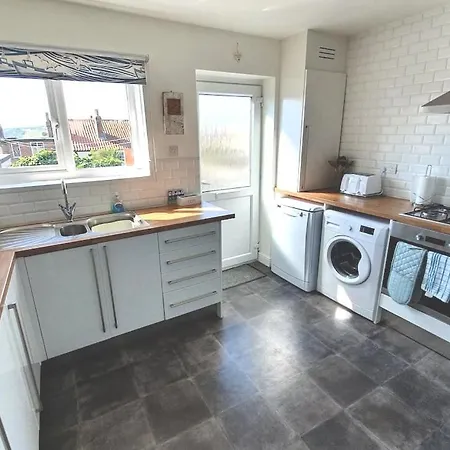 Just Beachy - 2 Bedroom Traditional Cosy Fisherman's Scarborough